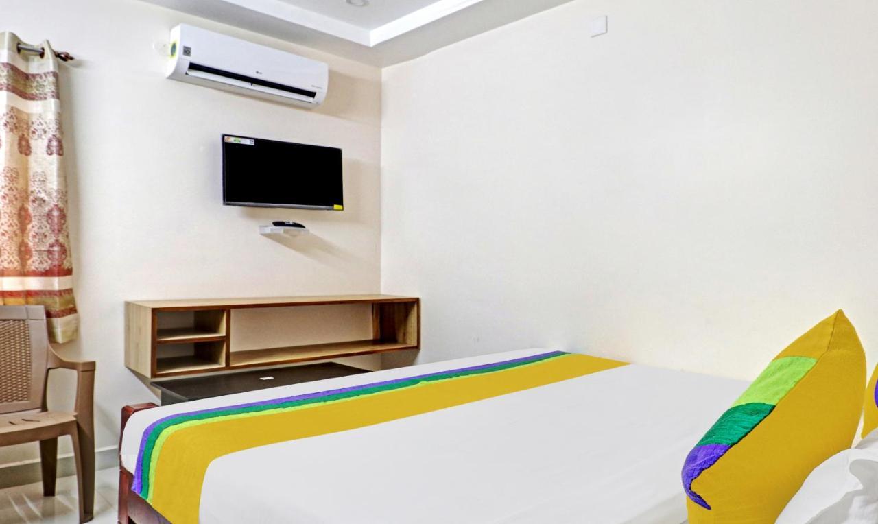 Itsy By Treebo - Vardhan Stay Inn ตีรูปาติ ภายนอก รูปภาพ